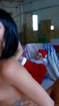 Santa Claus y sus ayudantes hambrientos de polla se preparan para la gran fiesta