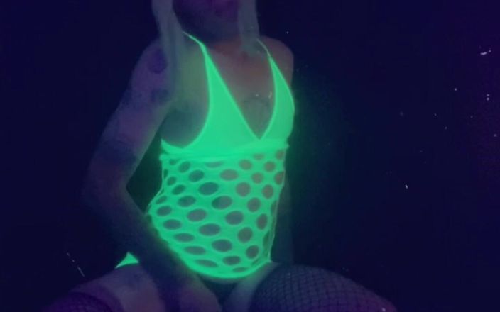 Mykie Melatonin: Sexy feestmeisje wil geneukt worden