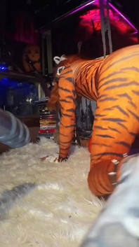 엉덩이 소녀 Vs 거대한 후장 딜도 코스프레 Tigra Pt 1