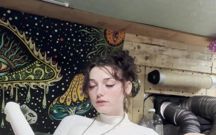Shrooms Q: Jízda na mém dildu a Cumming s Hitachi