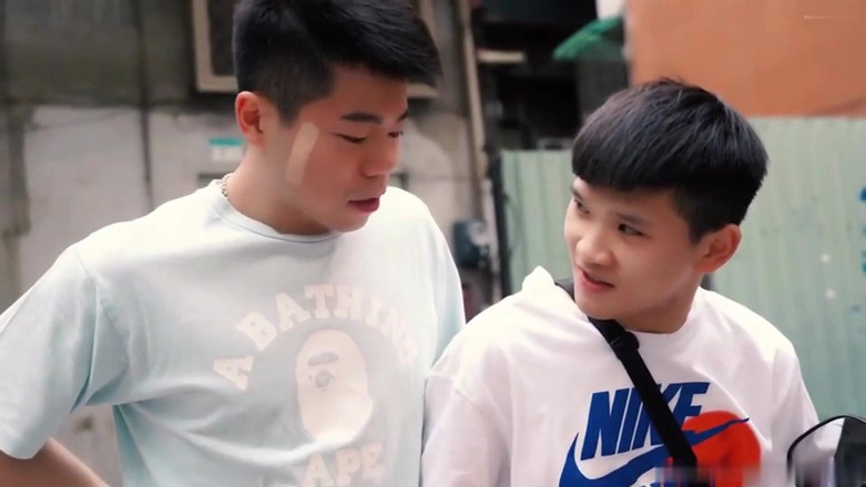 Rent A Gay Productions: Heteroseksüel arkadaşlar ilk kez eşcinsel seksi deniyor