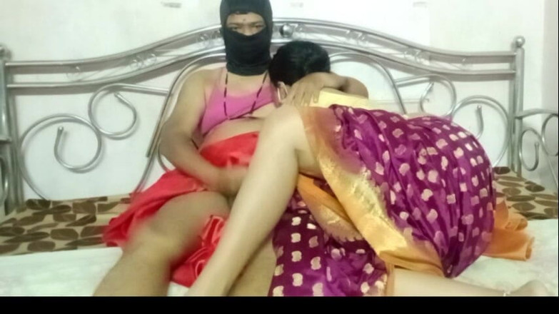 Rangeeli_Mangala: देसी भाभी किन्नर के साथ मजा लेती है