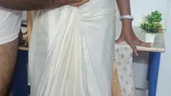 Malayali tia fodendo na mesa do escritório com seu gerente