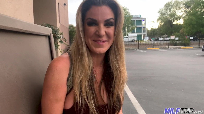 MILF Trip: MILF seksi Kayla Paige berbogel dan nakal