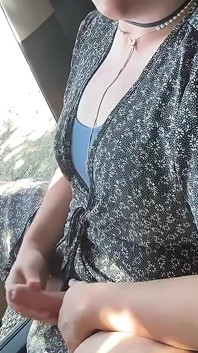 Video lengkap - waria lagi asik ngocok kontol cowok gemuk di sebelah jalan yang sibuk