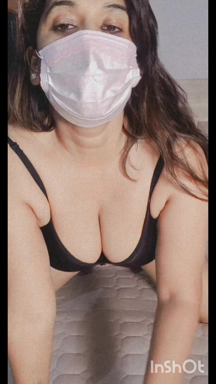 Sexy Siya: Sama dívka šuká s okurkou