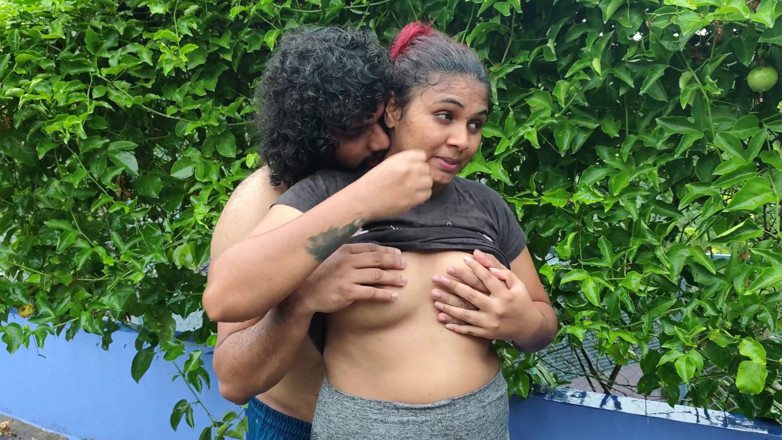 Vaigavarun45: En la terraza, romance con lluvia, chupar tetas y prensar...
