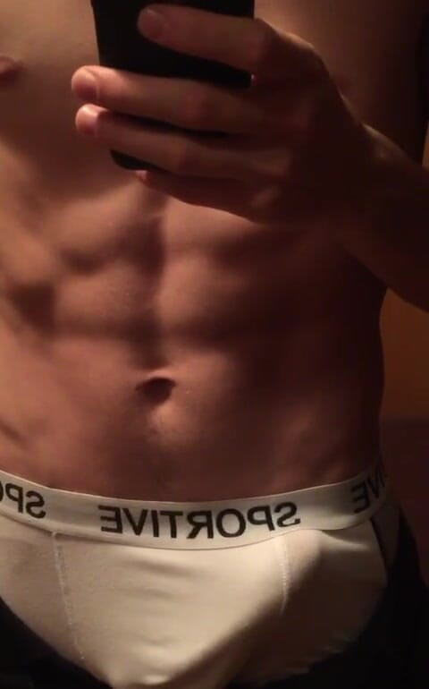 Hottestguys21: John exhibe une énorme bite en sous-vêtements