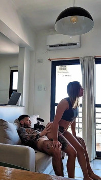 Terperangkap oleh Seluar Pendek Mini Adik Tiri Saya: Dari Lantai ke Sofa Tanpa Penapisan