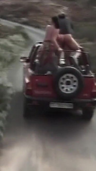 Groepseks op jeep met rondborstige milfs geneukt door enorme pikken