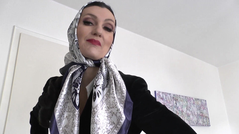 Lady Victoria Valente: सुंदर, चमकदार साटन स्कार्फ फैशन शो हिलाने के निर्देश, Lady victoria valente