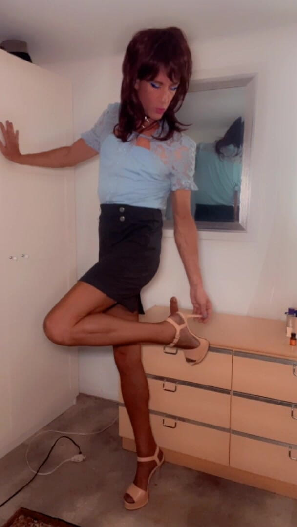 TVI Studios Val Parker: Valerie fickt sich auf großem dildo