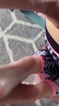 Ich lasse fan meine füße in weißen socken und geiler muschi ficken, bis zum abspritzen auf Füße pOV