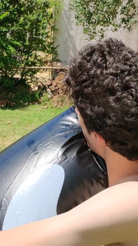 sundar aadmi baahar pool ke paas apni inflatable vhel phulaata hai