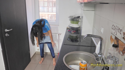 Pee Adventures: Fumando un cigarrillo en la cocina y mojando mis jeans