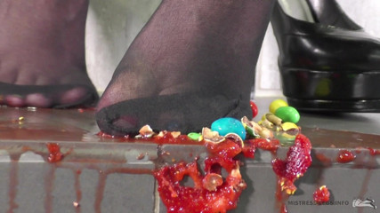 Mistress Legs: Suculenta comida esmagando com salto alto