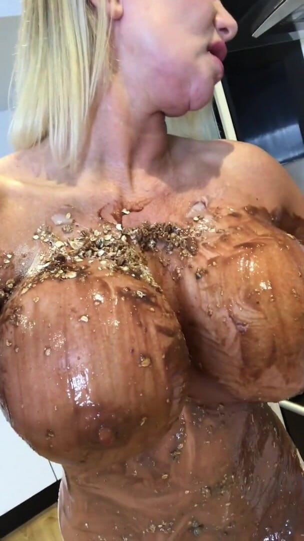 Sophie James: 34J Tette finte e culo disordinato gioco alimentare