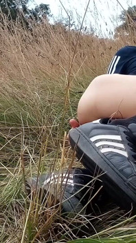 Ragazzo gay asiatico si diverte all'aperto con una spina nel suo delicato buco del culo e viene sulla sua camicia da polo e sul braccio