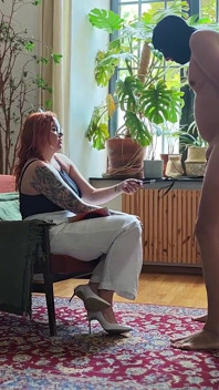 Un Esclave Sexuel Dans Une Cage À Pénis Se Fait Fouetter Les Couilles Et Suce La Bite De Son Maître.