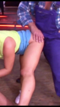 Người thợ sửa xe máy người Đức để cho khách hàng tóc vàng nứng bù đắp bằng một lần đụ