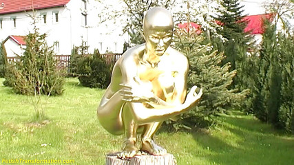 Fetish Islands: Real contorcionista flexível recebe tinta dourada