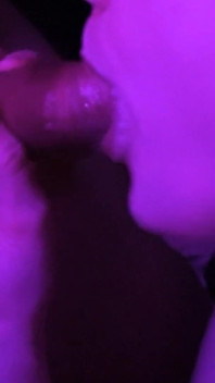 La ragazza succosa vicina juicily succhia il grosso cazzo del vicino