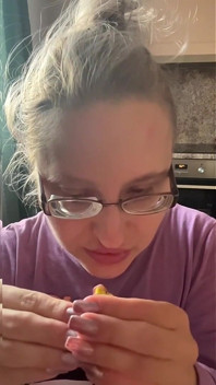 Asmr žvýkací zvukový efekt se zpomaleným záběrem 