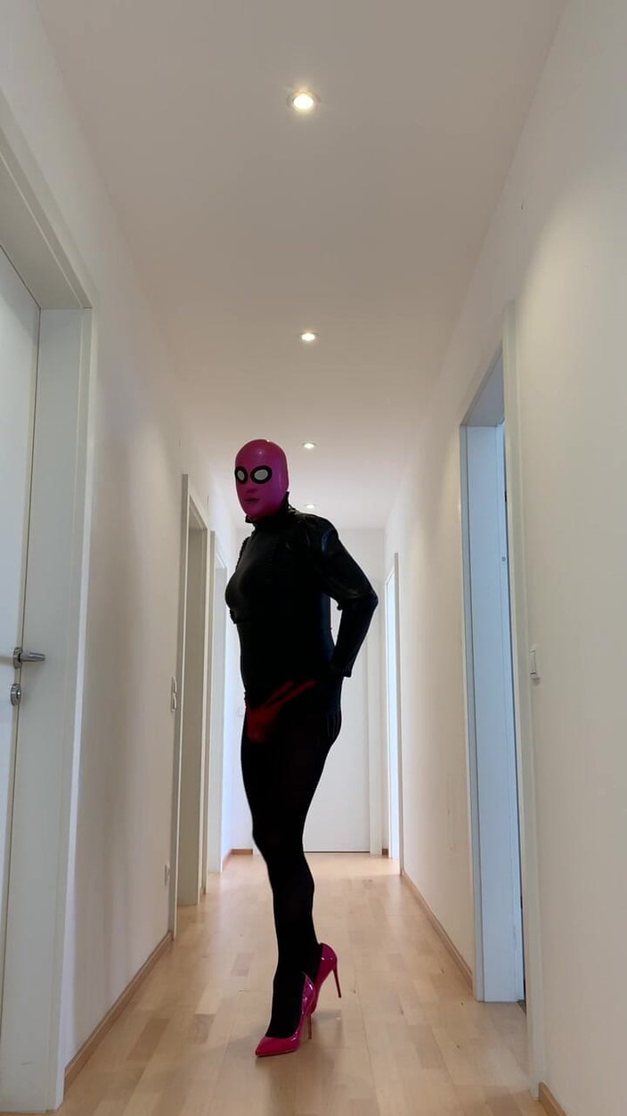 PervyLara: Maskovaná latexdoll