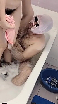 Couple amateur, femme à la chatte poilue, gros cul, gros nichons.
