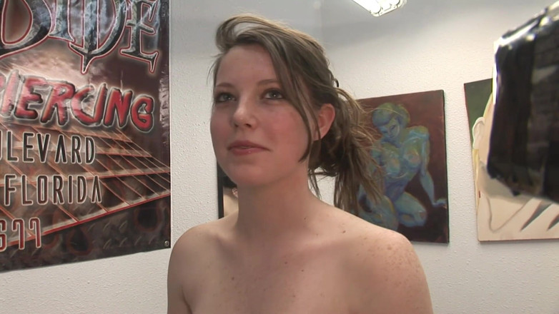 Hot Girlz: Симпатичной пухлой тинке пирсинговали ее сиськи