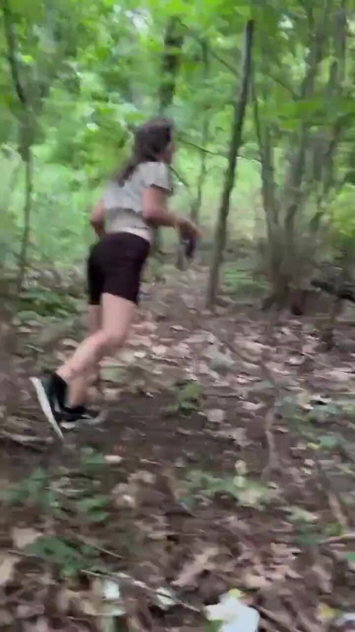 J13D75: En el bosque con un chorreo de leche para un...