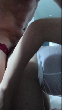 Sissy travestito lo stuzzica prima di prenderlo duro e profondo