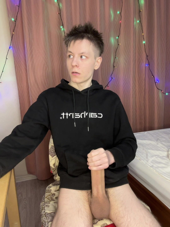 Morflot24: Twink 在激烈的单人手泵中前列腺刺麻