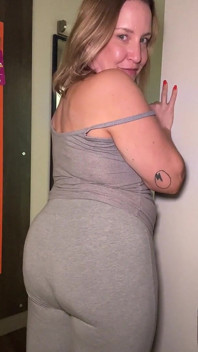 Mamă sexy prinsă pișându-se prin pantaloni de yoga ușori