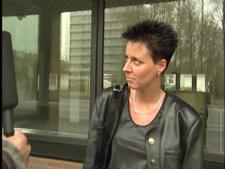 Lucky Cooch: Une Allemande aux cheveux courts a été interviewée dans la nature.