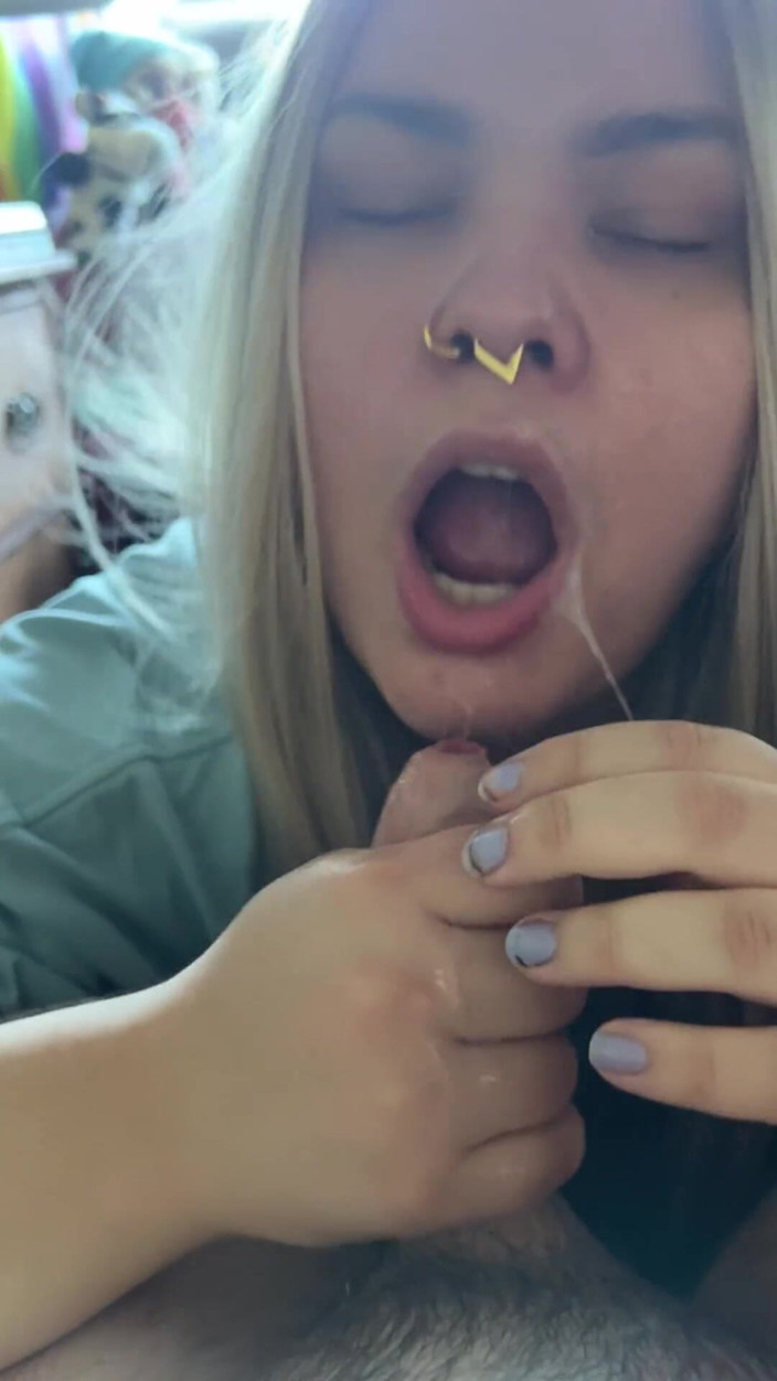 MyPrejacBoyfriend: Une blonde suce une éjaculation surprise