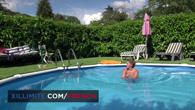 French girls at work: プール周りのアナルセックス