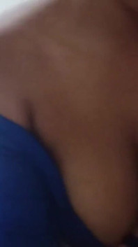 Cuplu tânăr de amatori care face videoclipuri porno cu înregistrare de acasă