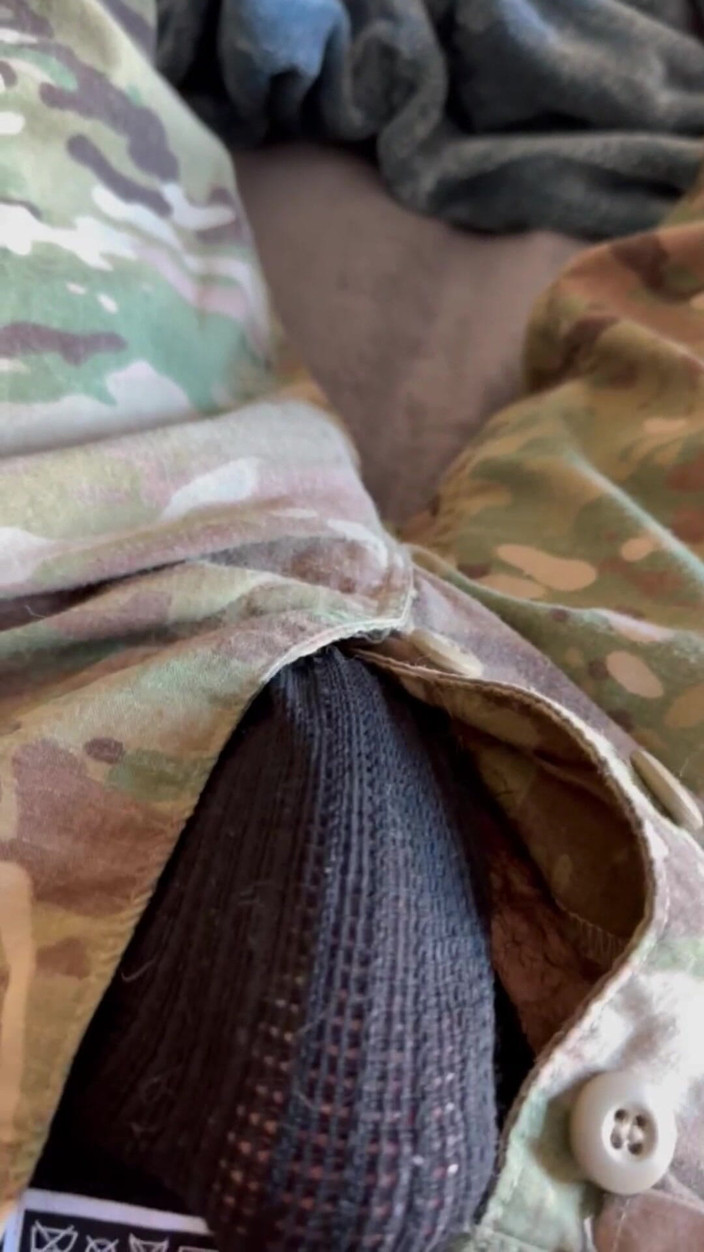 Gay Soldier Stuff: Żołnierz Armii strzela ładny ładunek w spodniach Jockstrap i Ocp