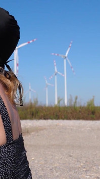 Blowjob luar yang sengit di hadapan windmills kuat sehingga dia pancut ke dalam mulutnya