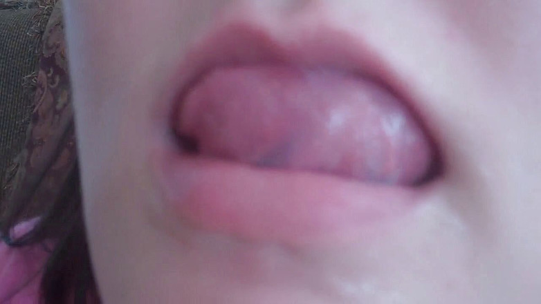 Sexy Amateurz: 她正在特写展示她漂亮的舌头