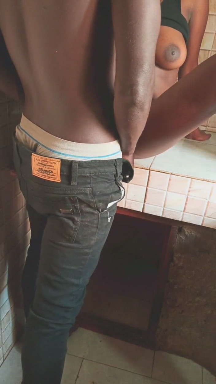 Loversinbed: 这个青少年在她的男朋友家里的厨房性爱是如此甜蜜