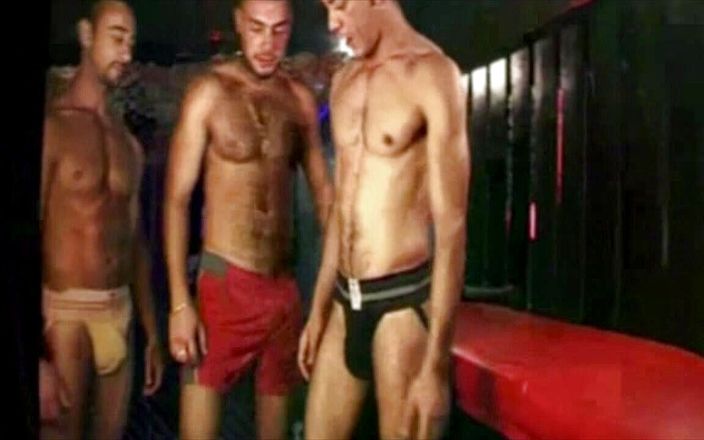 Crunch Boy: Dreier-sexparty in einem club in Barcelona