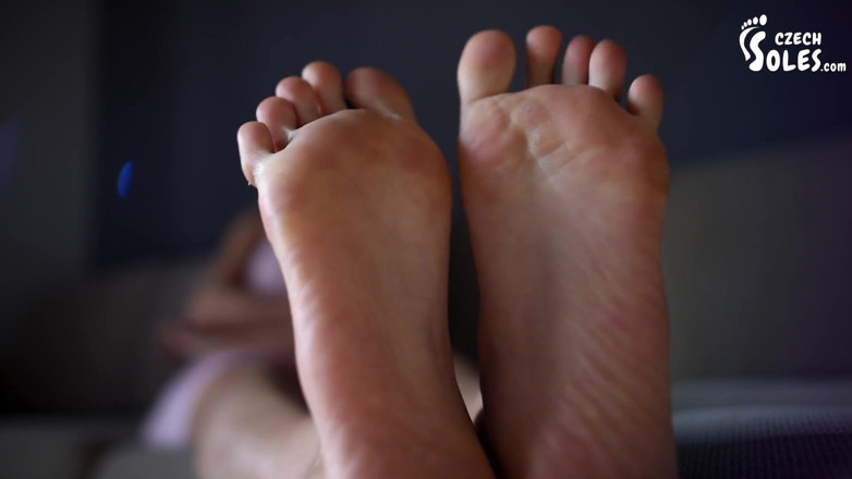 Czech Soles - foot fetish content: Morgonnakna fötter av ung hottie i sexig nattdräkt