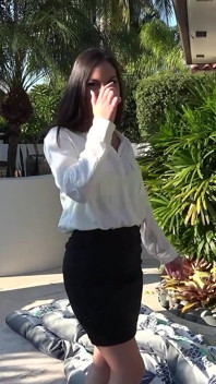 Propertysex napalona agent nieruchomości pieprzy klienta po tym, jak pobije ją Oglądając porno w Open House