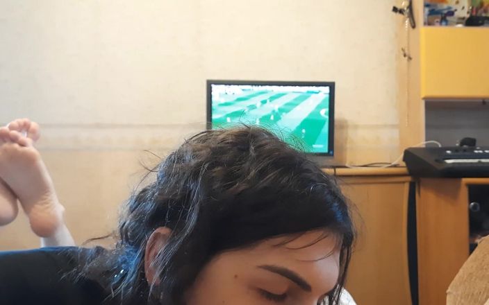 Disciplinater: ボトムシシー奴隷のふしだらな女は、ビーアスタンドとして彼女の所有者に仕え、吸ってキスし、所有者がサッカーを見ている間、ディックとお尻が好きです