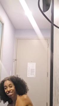 Rellie Rellz, latina afro sexy, se fait baiser par une grosse noire