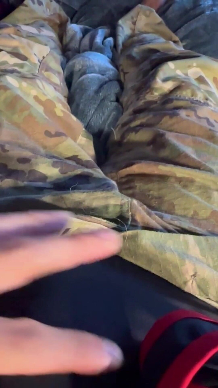 Gay Soldier Stuff: Армейский специалист в своей униформе, носит jock и борется синглт под униформой