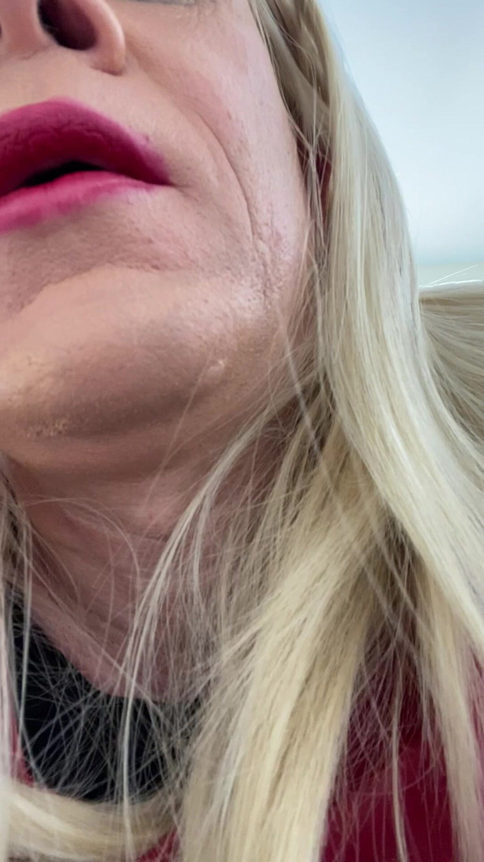 MadisonCD2025: 스타킹 하이힐 치마를 입은 아마추어 크로스드레서가 남편을 그녀의 방으로 유혹하고 오럴을 주지만, 남편은 밀프에 대해 계속 이야기해