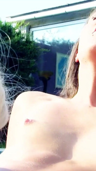 Två lesbiska tonåringar skämmer bort varandra på semester vid poolen